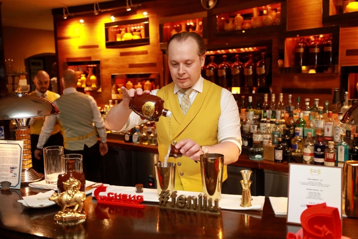 The bartender pouring drinks at The Bar at China Tang.