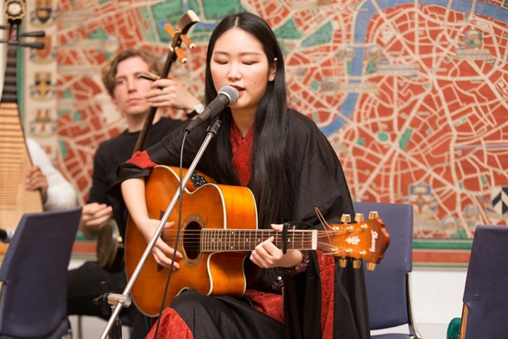 Yijia Tu giving a performance.