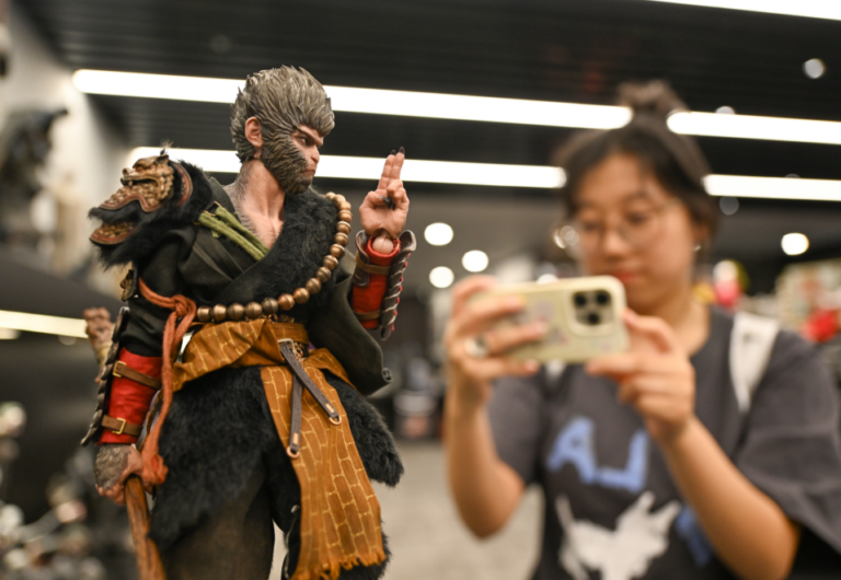 On Aug 23, visitors are attracted by the "Destiny Man" on display in the production company of "Black Myth: Wukong" action figure.
