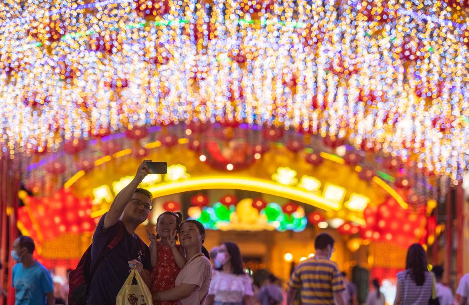 People in China celebrating Mid-Autumn Festival. Image by Xinhua/Cheong Kam Ka.