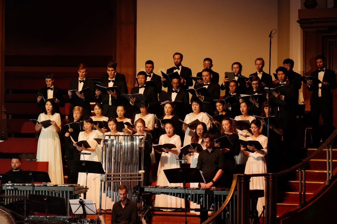 The choir singing during Symphony Kukai. Image provided to China Minutes.