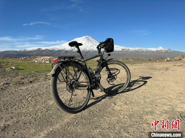 Ole Bouman cycles to china from amsterdam. Here a picture of his bike in Turkey.