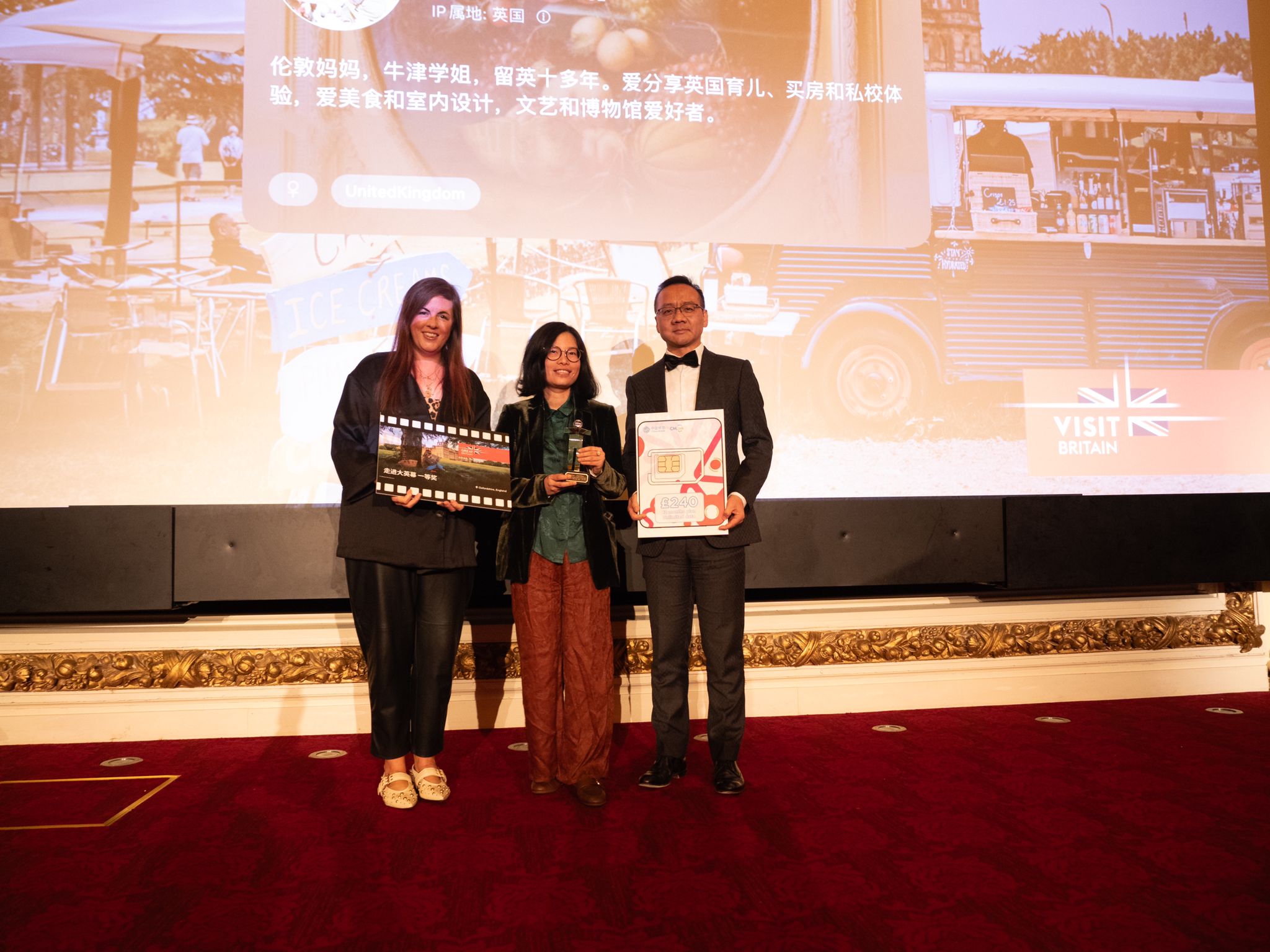 (left) Emma Wilkinson, Global Marketing Director at VisitBritain and (right) Li Naihao, General Manager of China Mobile International UK, presented honours and prize to the first-place winner of the “From Screen to Scene” photography competition @Anjie's Diary of London Life.