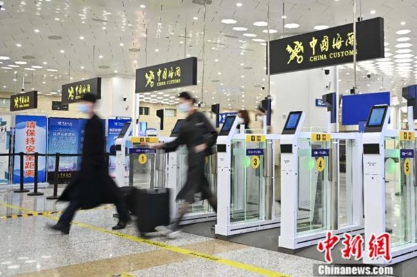 At midnight on 1 March 2024, Hengqin Guangdong-Macao Deep Co-operation Zone started to close and operate. The picture shows travellers crossing the border. Credit: Chen Jimin