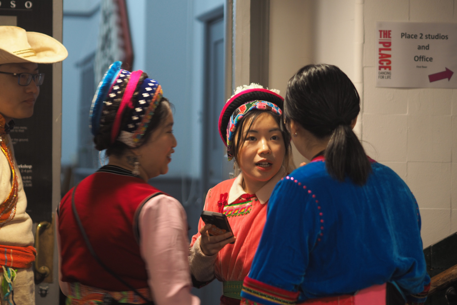 Jialiang Dou curates an exhibtion.