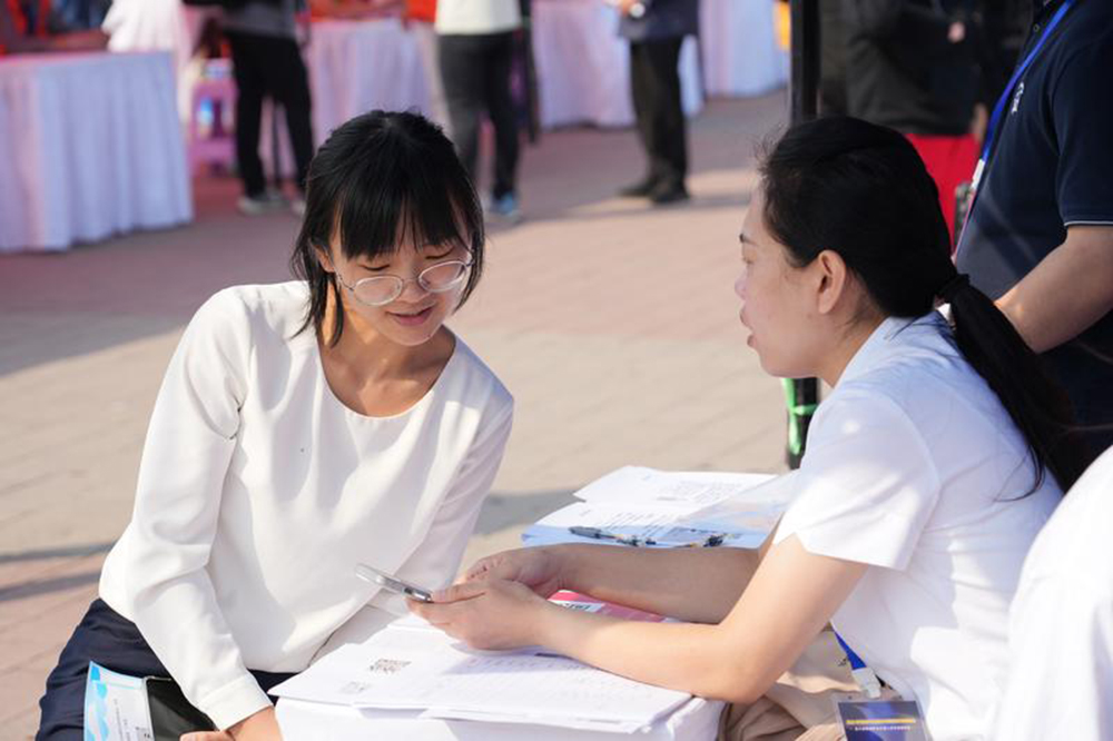 A girl is chatting with the Human Resource of a company.