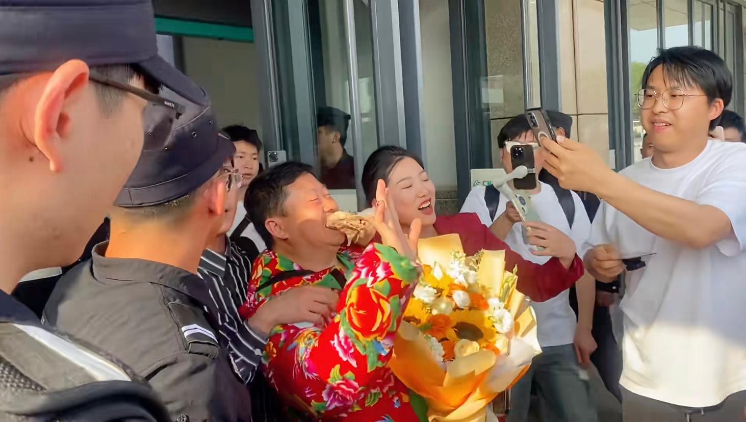 Jiang Ge returns to a heroes welcome in Rongchang.