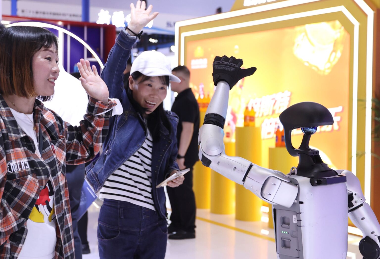 From Lab to Life: Smart Tech Shines at Beijing Expo - CHINA MINUTES