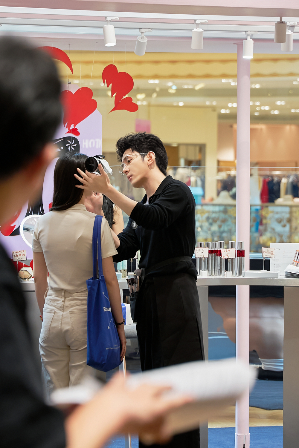 Li Jiaqi demonstrating Chinese makeup.