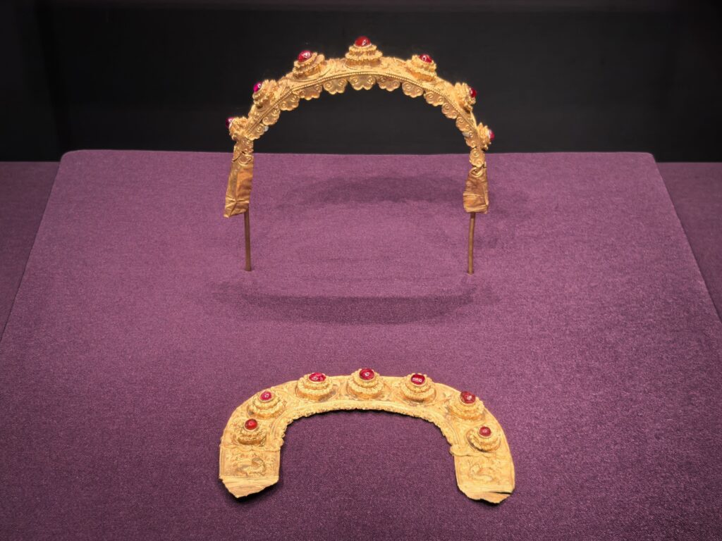 Comb top with chrysanthemums and hares