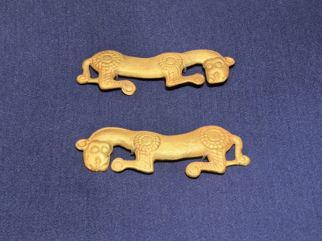 Feline-shaped plaques