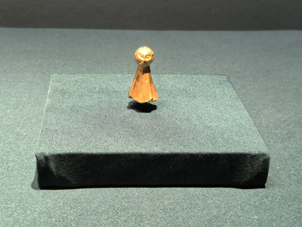 Human-shaped tassel cap