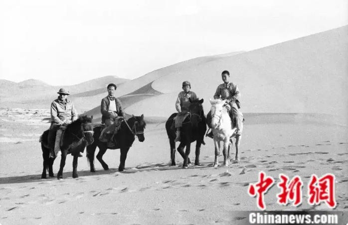 Joseph Needham and Wu Zuoren photographed together in Dunhuang in 1943