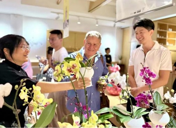 Josh Selig at an art exhibition exchange event in Guangzhou. Image provided by interviewee.