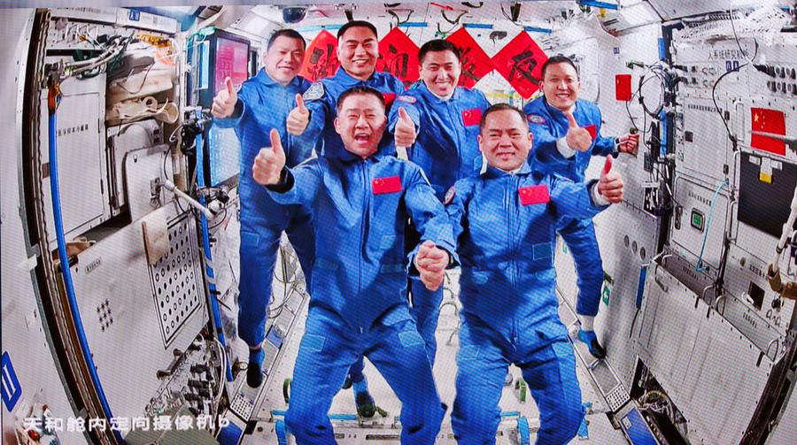 FOCUS | Shenzhou-21 astronauts enter space station