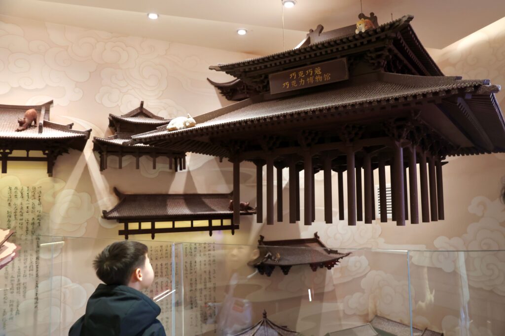 Traditional Rooftop Sculptures