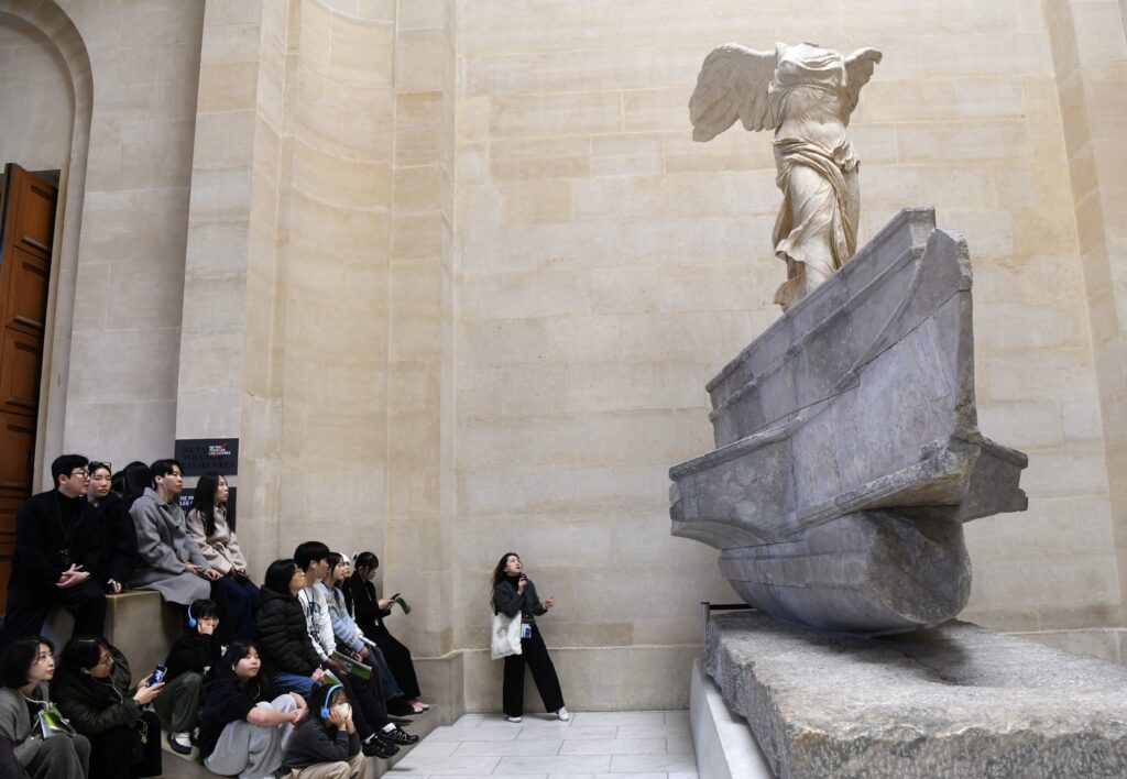 tourists Louvre