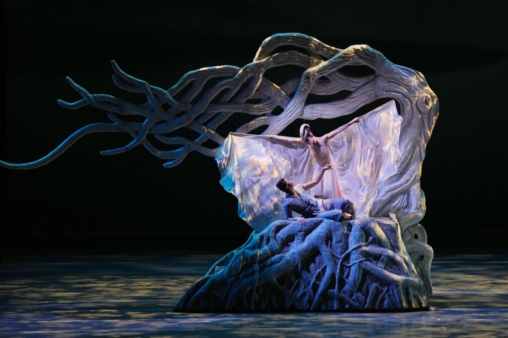 A scene from the dance drama Crested Ibis.