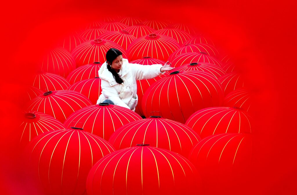 Workers make red lanterns