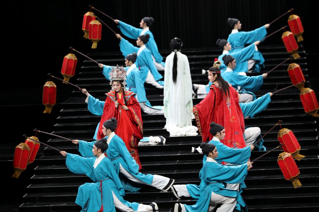 Zhejiang Xiaobaihua Yue Opera Troupe performed My Grand View Garden