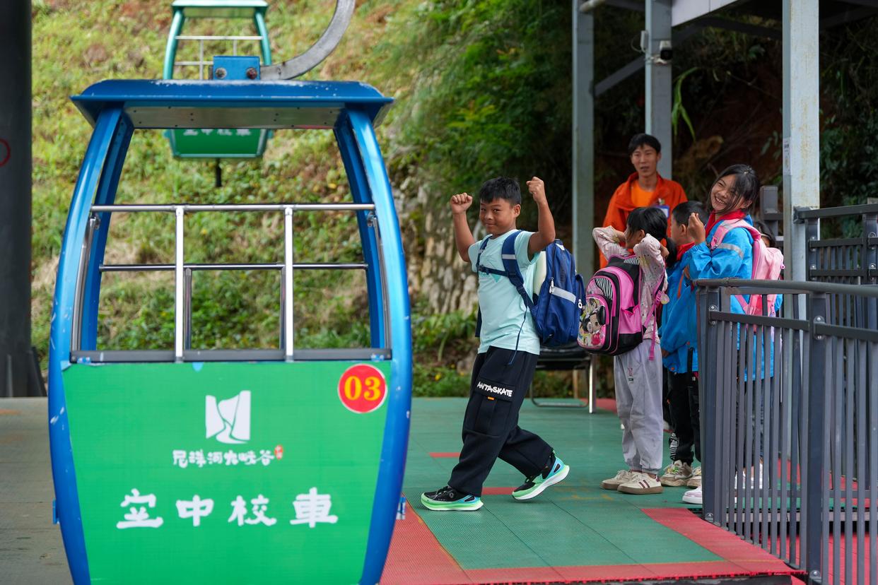 cliff elevator to school in China